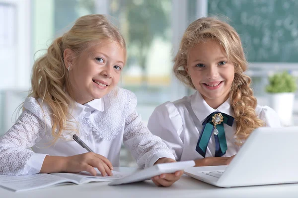 Schöne kleine Mädchen im Unterricht — Stockfoto