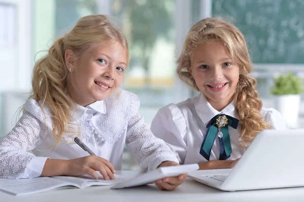 Belles petites filles en classe — Photo