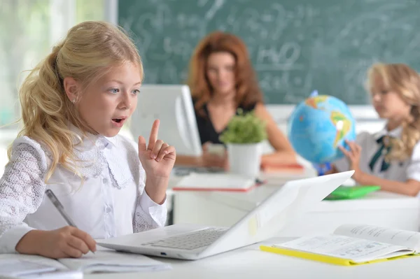 Lehrerin mit zwei Mädchen — Stockfoto