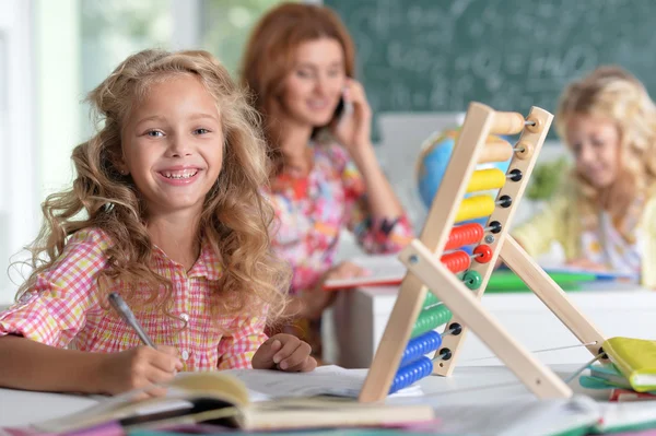 Leraar met twee meisjes — Stockfoto