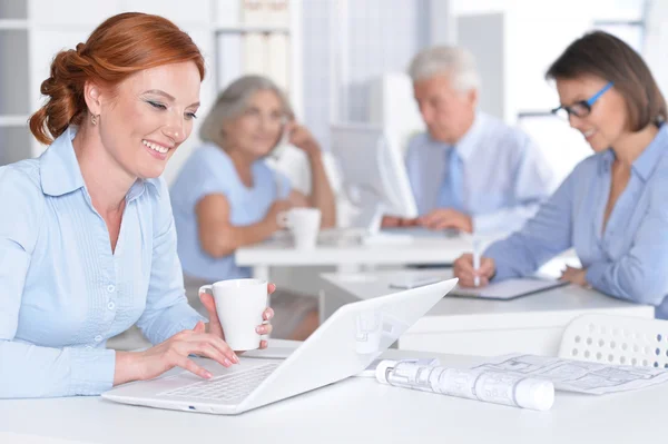 Zakenmensen werken in office — Stockfoto