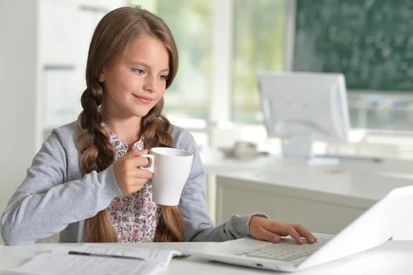 Studentka v učebně — Stock fotografie