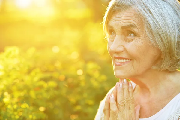 Mujer mayor sonriente — Foto de Stock