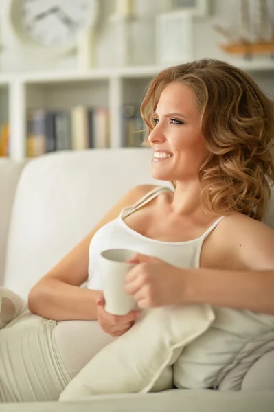 Frau mit einer Tasse Tee — Stockfoto