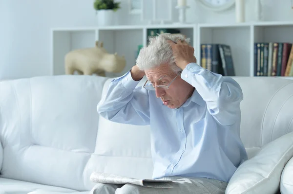 Äldre man med tidningen — Stockfoto