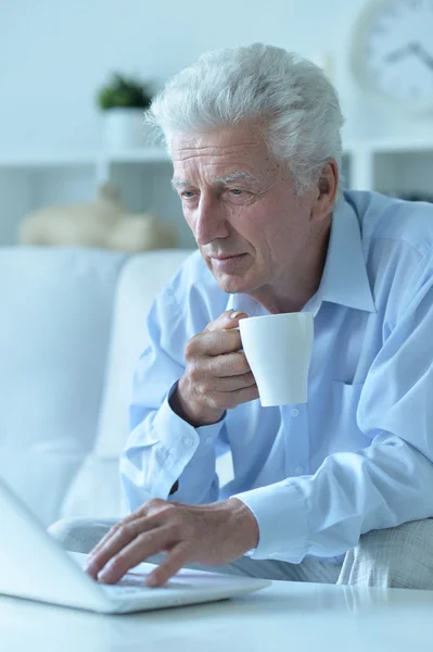 Hombre mayor en casa — Foto de Stock