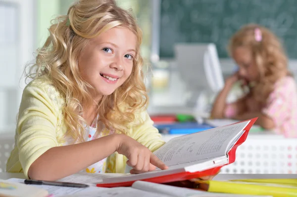 Mooie kleine meisjes in de klas — Stockfoto