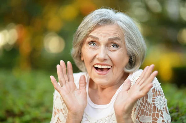 Aufgebrachte Seniorin — Stockfoto