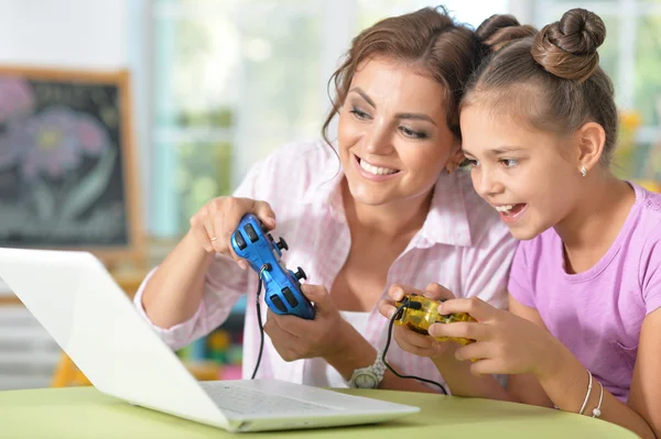 Mor och dotter spelar videospel — Stockfoto