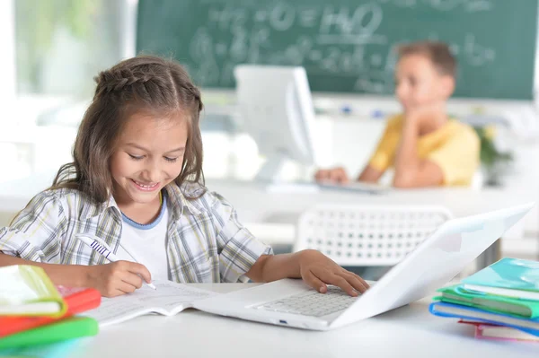 Estudiantes niña y niño en el aula — Foto de Stock