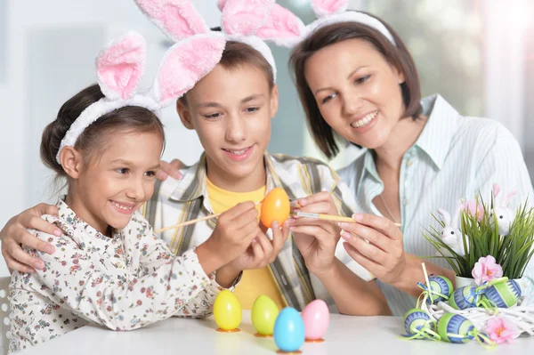 Moeder met kinderen schildert eieren — Stockfoto