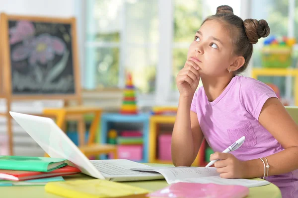 Petite fille faisant ses devoirs — Photo