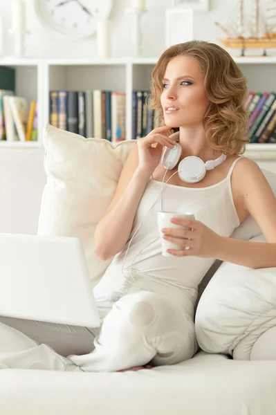 Giovane donna utilizzando il computer portatile — Foto Stock