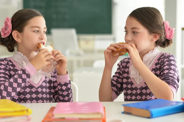 Dívky jíst sendviče — Stock fotografie