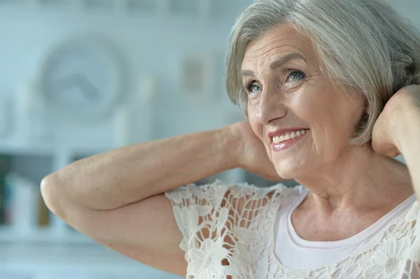 Retrato de mujer mayor — Foto de Stock