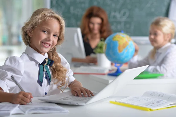 Leraar met twee meisjes — Stockfoto