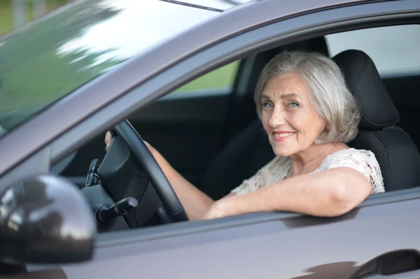 Seniorin fährt Auto — Stockfoto