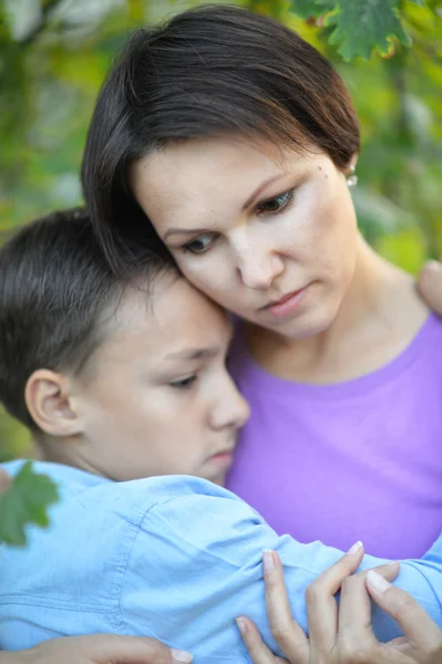 Mãe e filho abraçando — Fotografia de Stock