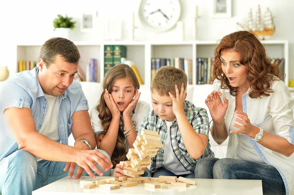 Família feliz se divertir juntos — Fotografia de Stock