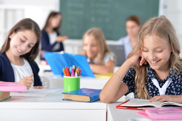 Les enfants à l'école en cours — Photo