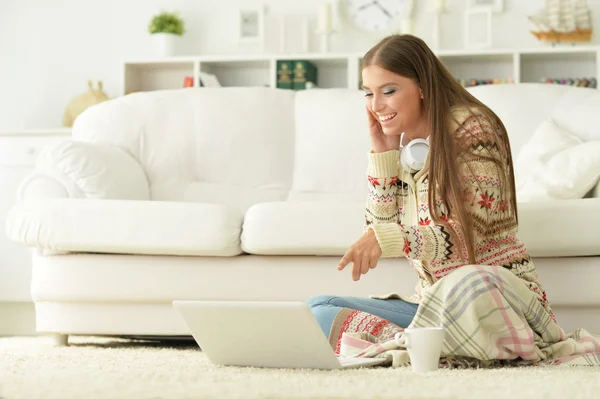 Jonge vrouw met laptop — Stockfoto