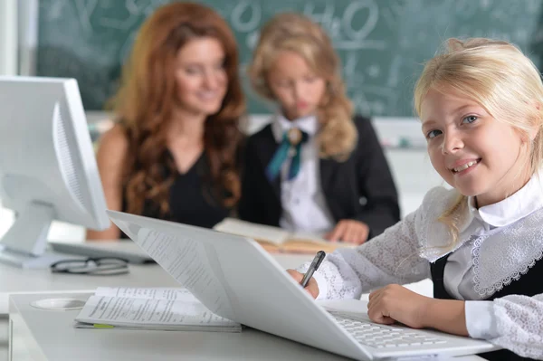 Leraar met twee meisjes — Stockfoto