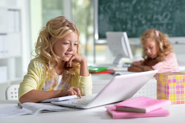 Vackra små flickor på class — Stockfoto