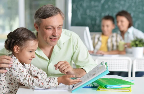 Father helps daughter with homework — Stock Photo, Image