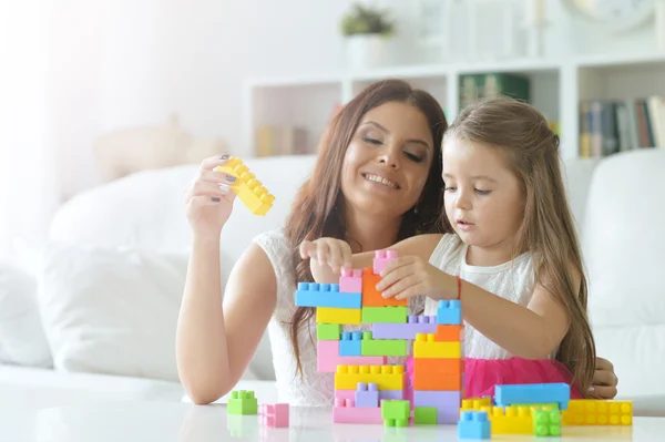 Klein meisje spelen met moeder — Stockfoto