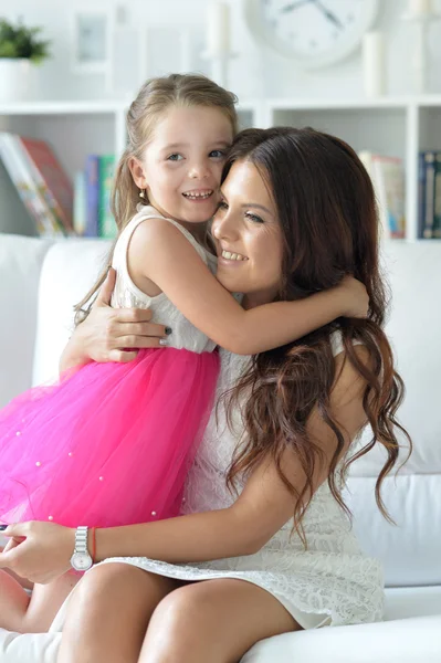 Jonge moeder met haar dochter — Stockfoto