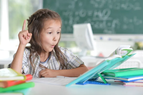 Student tjej i klassrummet — Stockfoto