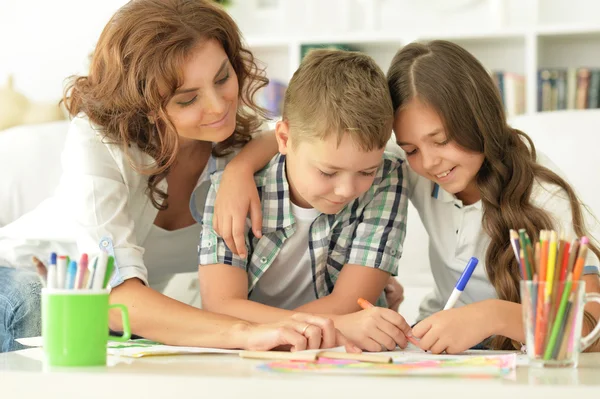 Mère avec des enfants dessin — Photo