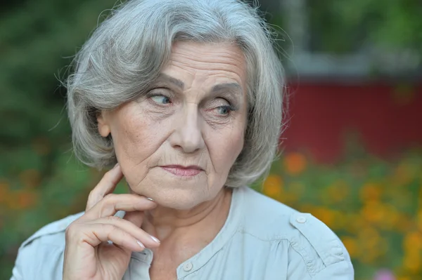 Старший сумне жінкою — стокове фото