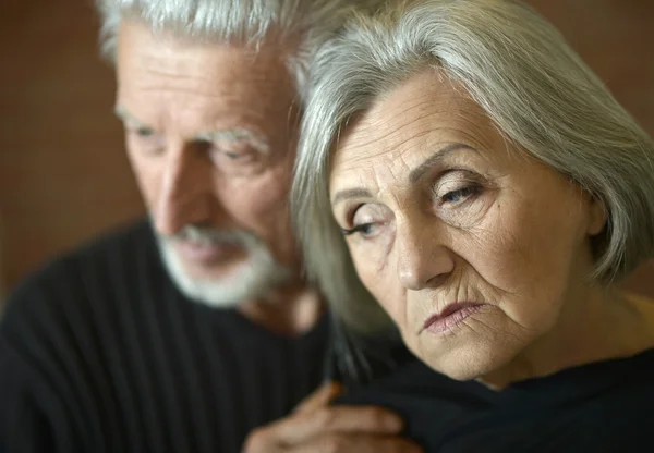 Doordachte senior paar — Stockfoto