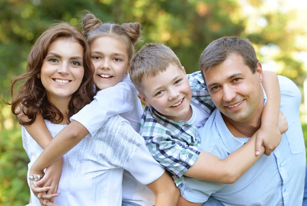 Ouders waardoor kinderen Piggybacks — Stockfoto