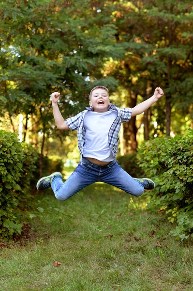 Pequeño niño saltando — Foto de Stock
