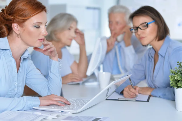 Geschäftsleute im Amt — Stockfoto