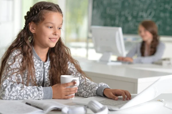 Meninas bonitas na classe — Fotografia de Stock