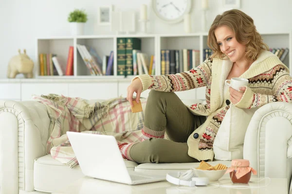 Young woman using  laptop — Stock Photo, Image