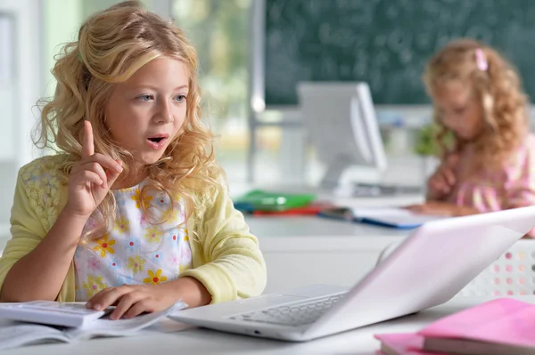 Schöne kleine Mädchen im Unterricht — Stockfoto