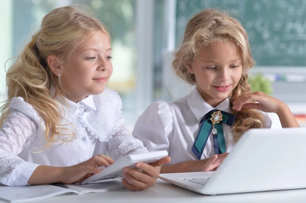 Schöne kleine Mädchen im Unterricht — Stockfoto