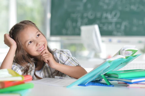 Student tjej i klassrummet — Stockfoto