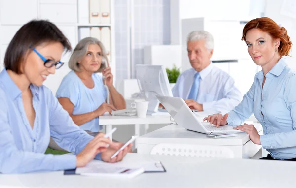 Les hommes d'affaires travaillant dans le bureau — Photo