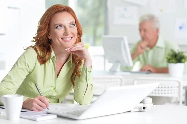 Zakenmensen werken in office — Stockfoto