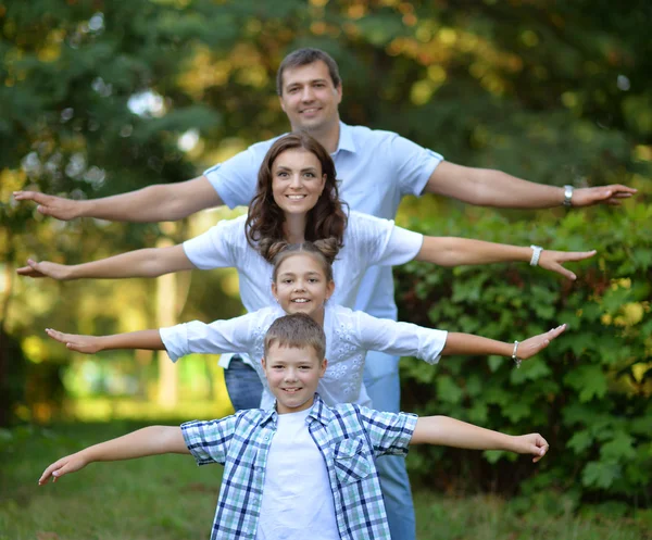 Gelukkig gezin in park — Stockfoto