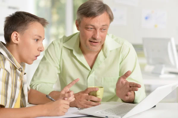 Father helping son with homework — Stock Photo, Image