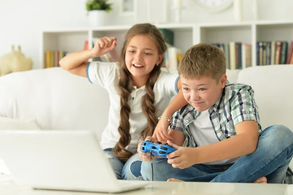 Irmão e irmã jogam videogames — Fotografia de Stock