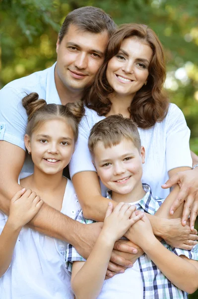 Gelukkig gezin in park — Stockfoto