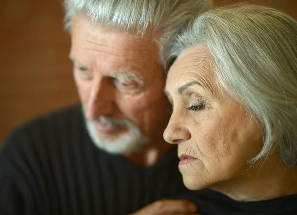 Doordachte senior paar — Stockfoto