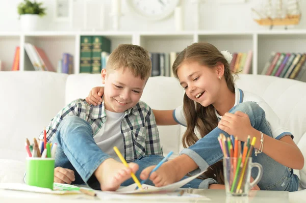 Bruder und Schwester zeichnen — Stockfoto